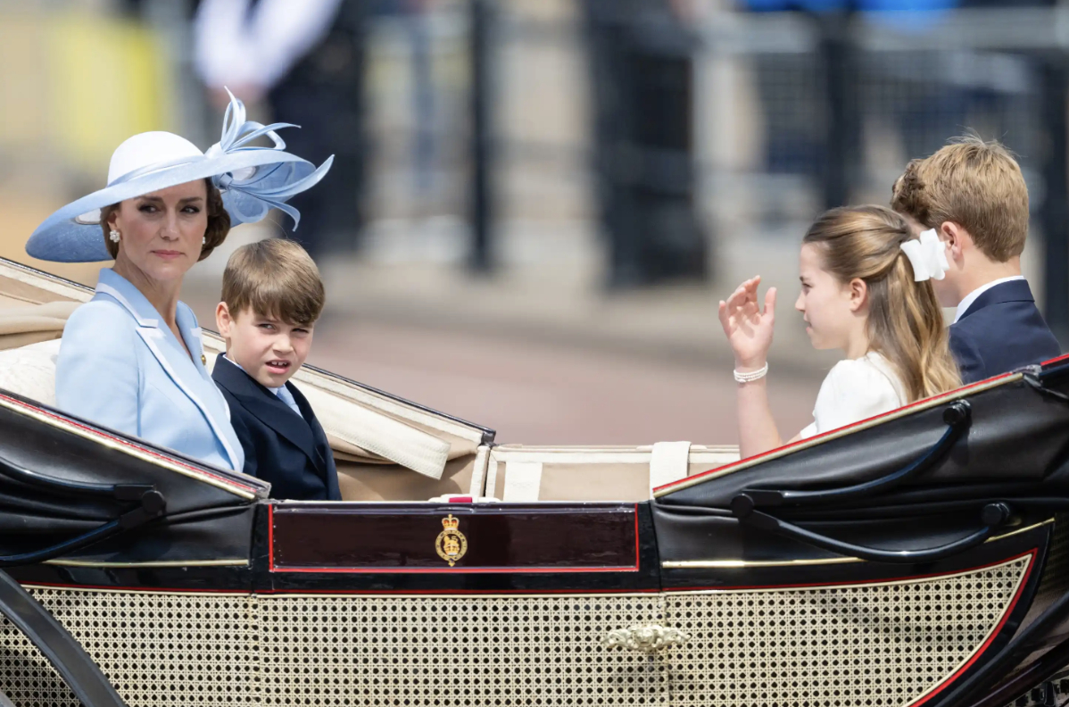 C&ocirc;ng ch&uacute;a Charlotte nổi bật với nơ t&oacute;c khổng lồ tại Trooping the Colour 2026 - Ảnh 1.