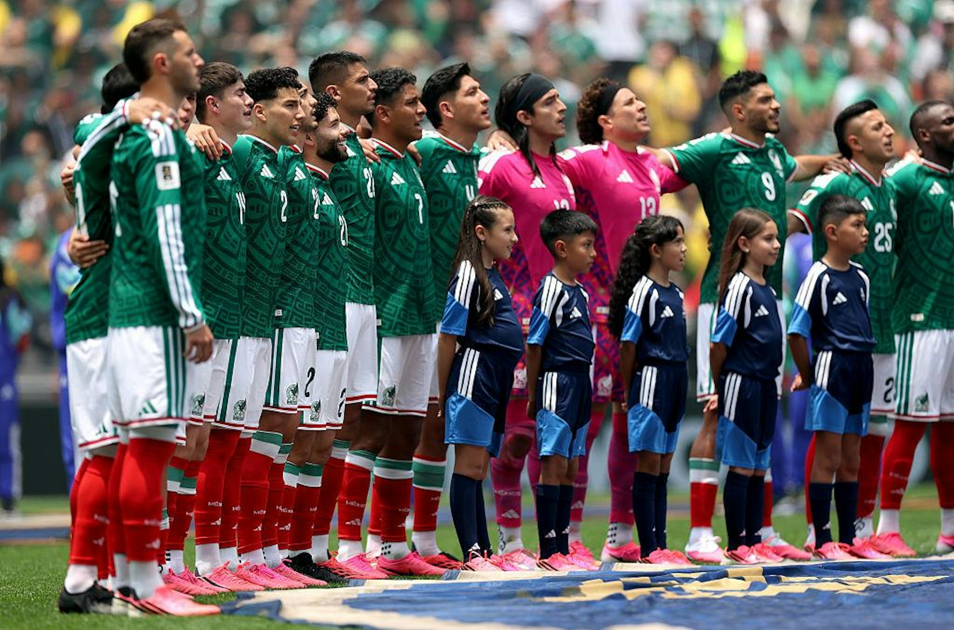 Đằng sau cơn sốt gi&agrave;y hồng World Cup 2026 v&agrave; chiến lược thương mại của c&aacute;c g&atilde; khổng lồ thể thao - Ảnh 2.