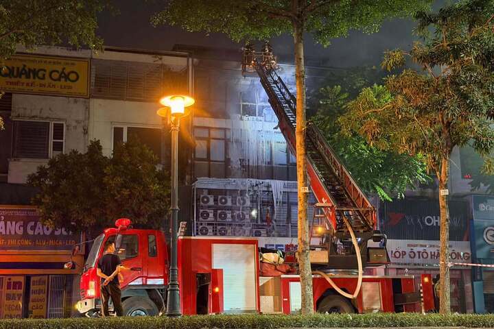 Ch&aacute;y biệt thự liền kề ở H&agrave; Nội: Nhiều người an to&agrave;n tho&aacute;t nạn trong vụ hỏa hoạn - Ảnh 2.