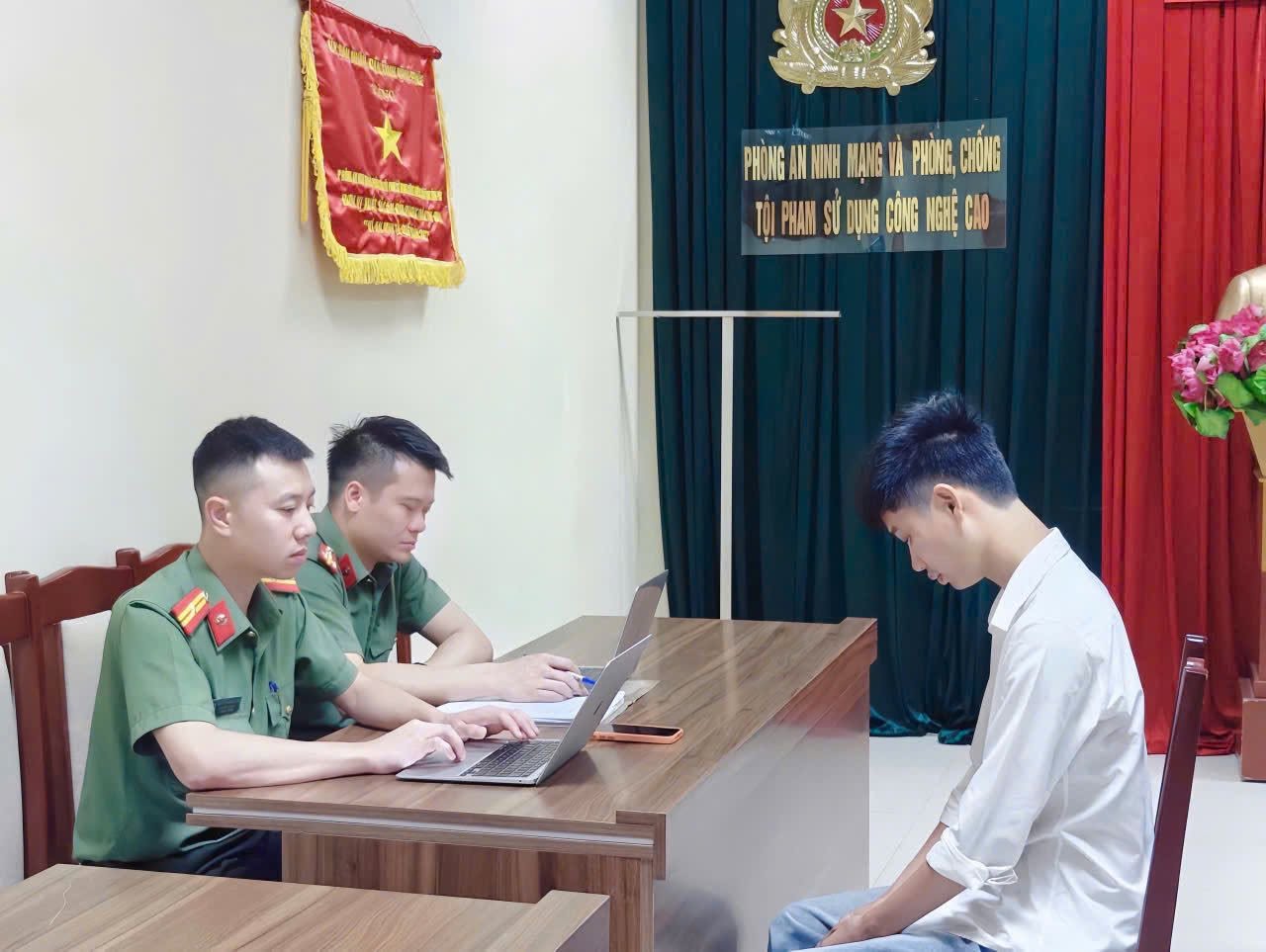 C&ocirc;ng an xử phạt Tiktoker Khu&ecirc; Ơi Dậy đi v&igrave; th&ocirc;ng tin sai sự thật - Ảnh 2.