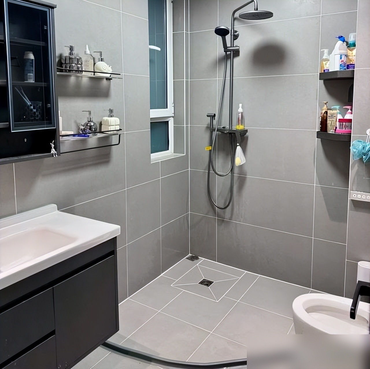 Ph&ograve;ng tắm kh&ocirc;ng c&ograve;n chuộng kiểu t&aacute;ch kh&ocirc; &ndash; ướt: Xu hướng mới gi&uacute;p nh&agrave; nhỏ như c&oacute; th&ecirc;m một ph&ograve;ng tắm nữa - Ảnh 2.