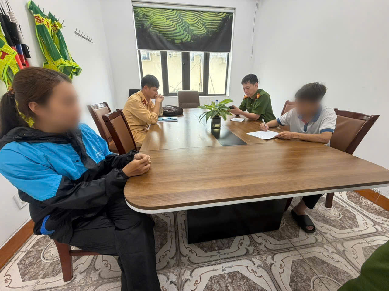 Thiếu niên bốc đầu xe máy điện: Bố bị phạt và xe bị tịch thu - Ảnh 2. Thiếu niên bốc đầu xe máy điện: Bố bị phạt và xe bị tịch thu - Ảnh 2.