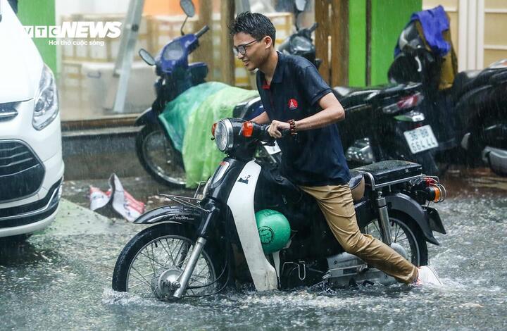 Dự b&aacute;o thời tiết H&agrave; Nội ng&agrave;y 15 / 6: Nắng n&oacute;ng 36 &deg; C , chiều mưa r&agrave;o v&agrave; d&ocirc;ng - Ảnh 1.