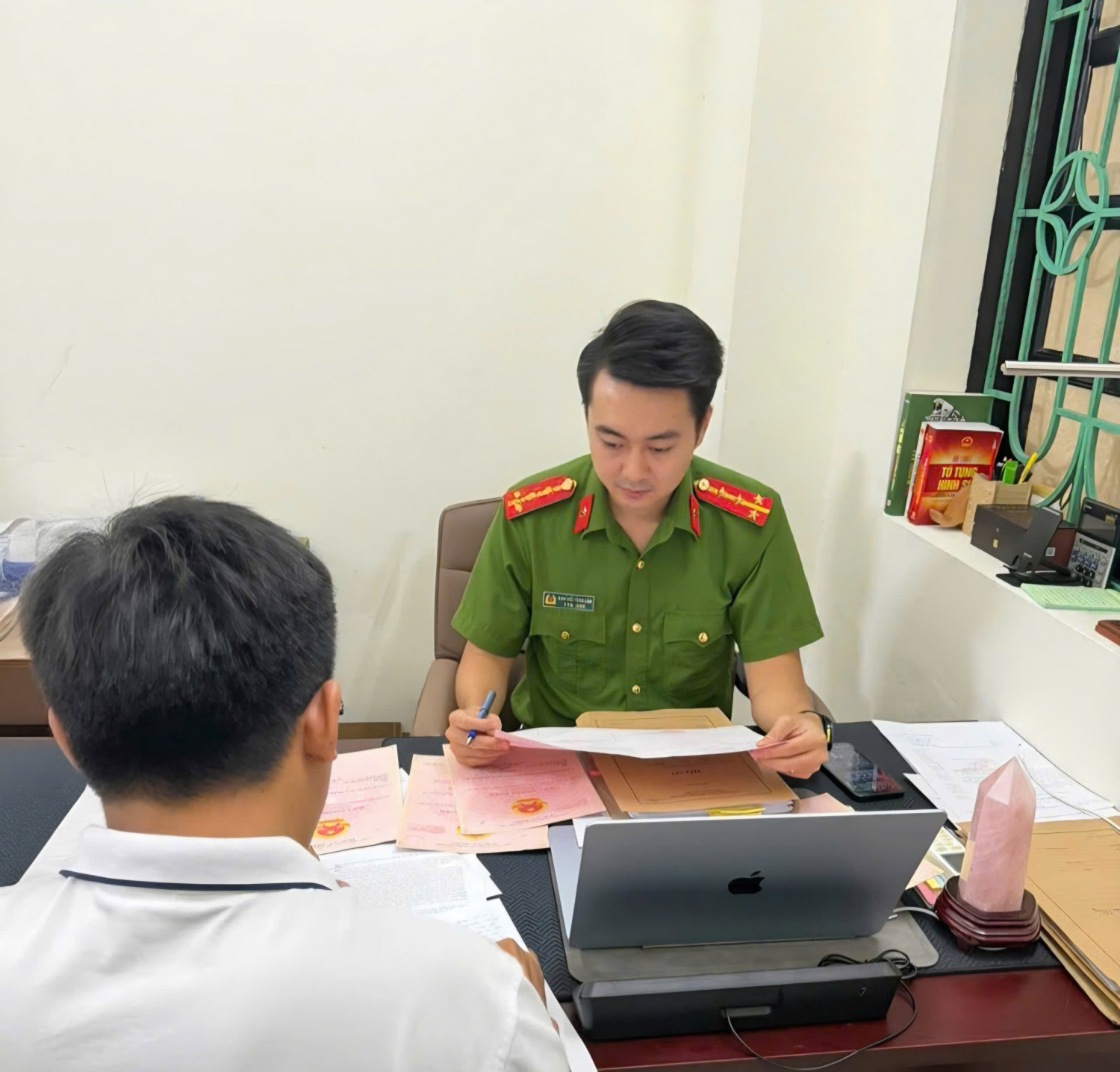 Công an Quảng Ninh cảnh báo lừa đảo sổ đỏ chiếm đoạt tài sản năm 2026 - Ảnh 1. Công an Quảng Ninh cảnh báo lừa đảo sổ đỏ chiếm đoạt tài sản năm 2026 - Ảnh 1.
