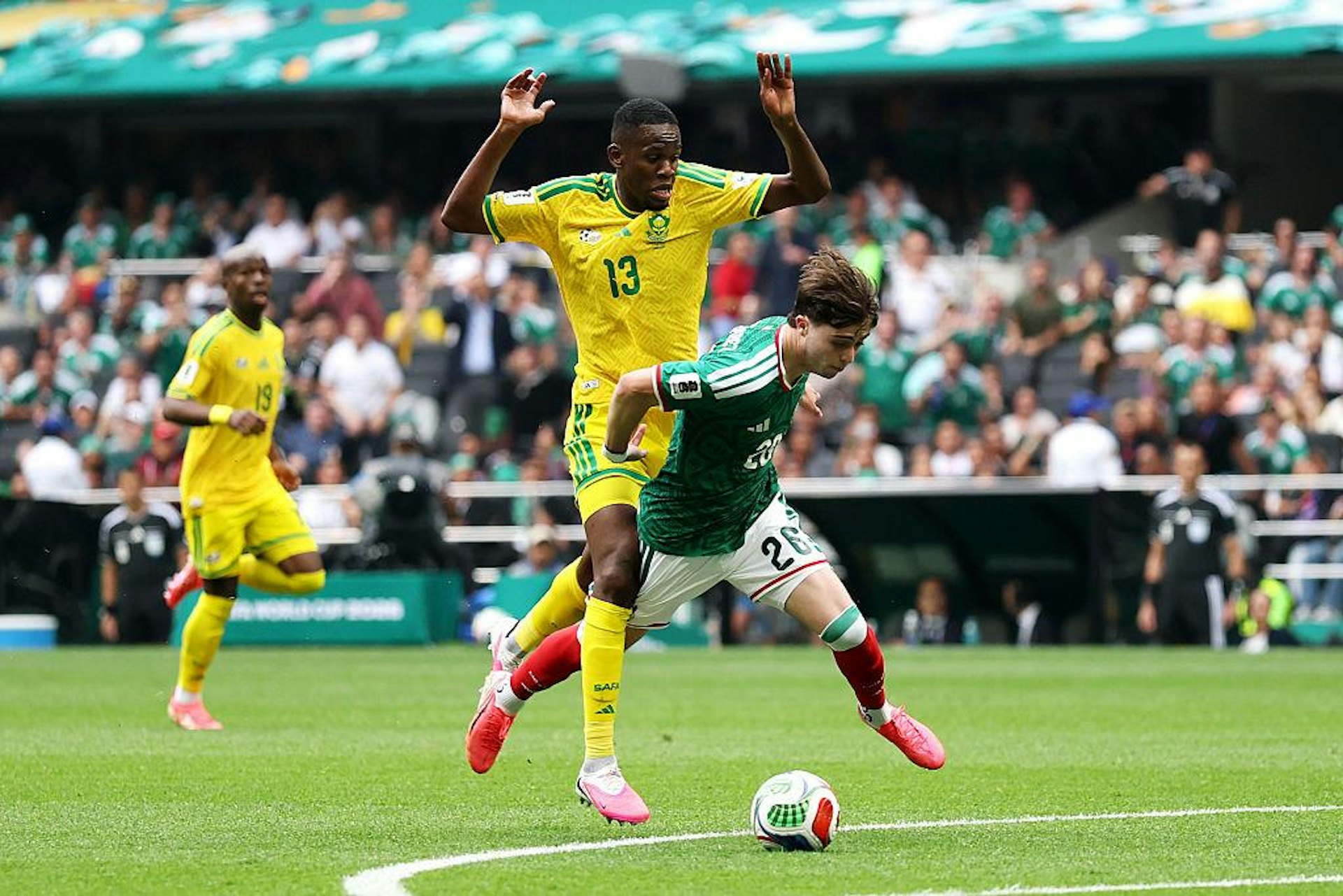Đằng sau cơn sốt gi&agrave;y hồng World Cup 2026 v&agrave; chiến lược thương mại của c&aacute;c g&atilde; khổng lồ thể thao - Ảnh 3.