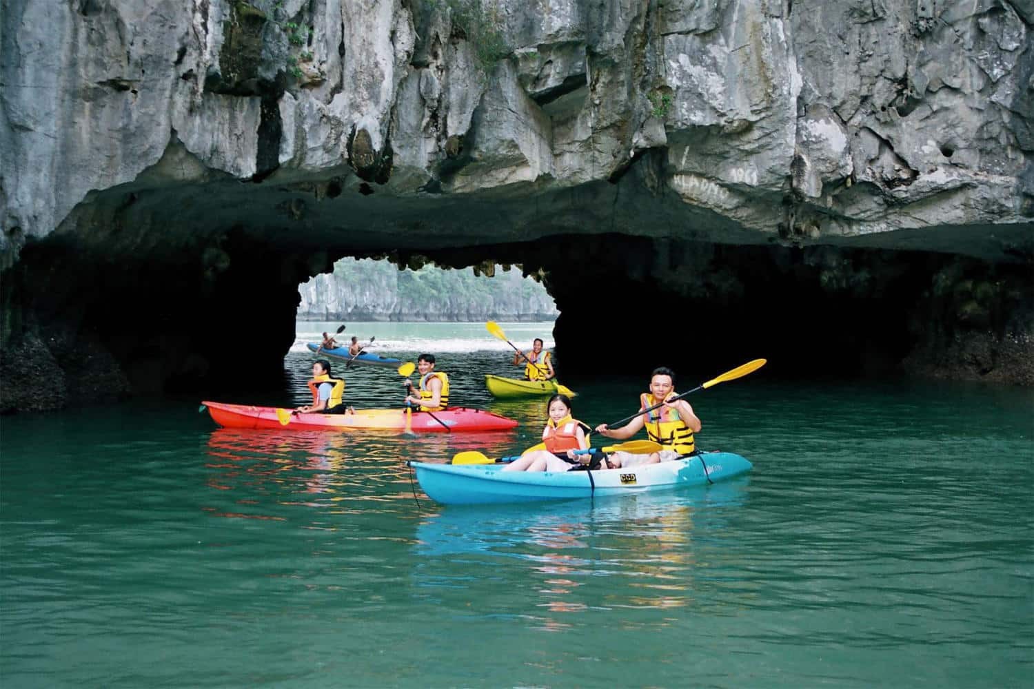 Cảnh tượng ở vịnh Lan Hạ, C&aacute;t B&agrave; khiến nhiều người bất ngờ, thốt l&ecirc;n: Kh&ocirc;ng tin v&agrave;o mắt m&igrave;nh - Ảnh 5.