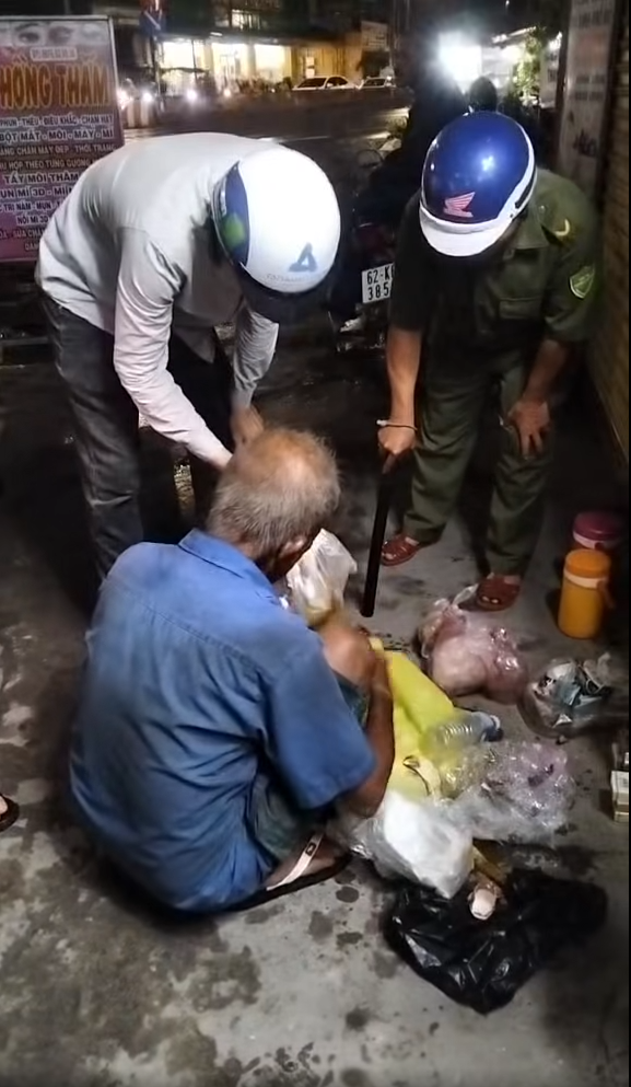 Ông lão 70 tuổi bị cướp trên vỉa hè: Tội ác không thể chấp nhận - Ảnh 1. Ông lão 70 tuổi bị cướp trên vỉa hè: Tội ác không thể chấp nhận - Ảnh 1.