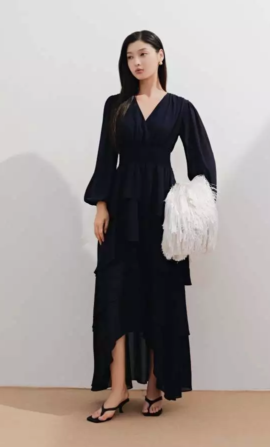 Song Hye Kyo vừa gợi cảm vừa thanh lịch với kiểu đầm