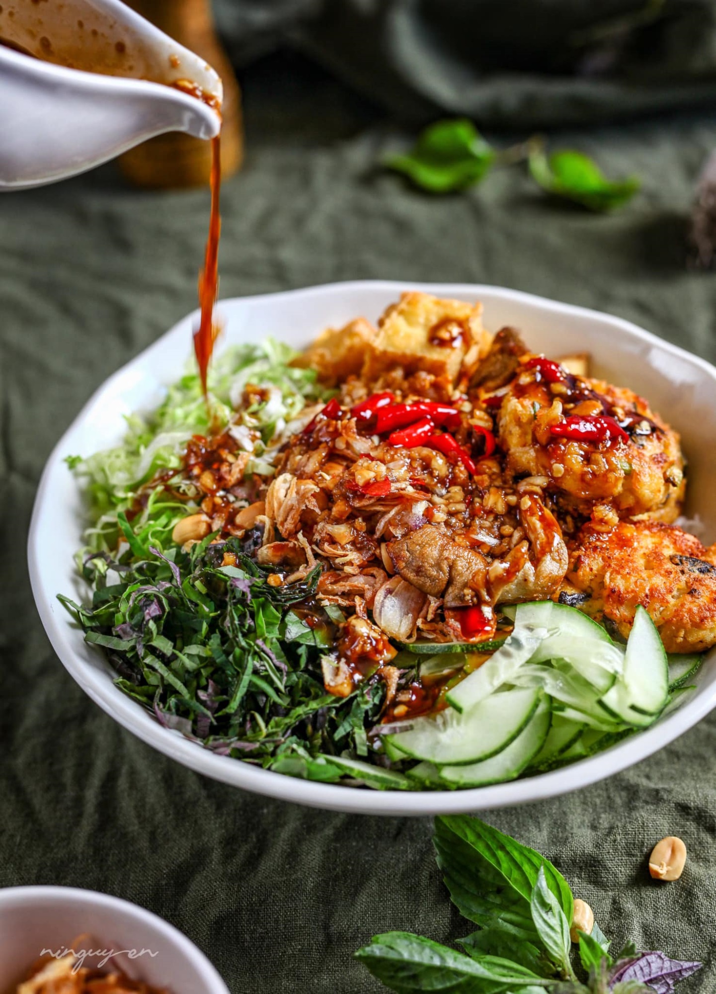 Kh&aacute;ch Trung Quốc y&ecirc;u th&iacute;ch b&uacute;n trộn nước tương Việt Nam thanh m&aacute;t , dễ ăn - Ảnh 7.