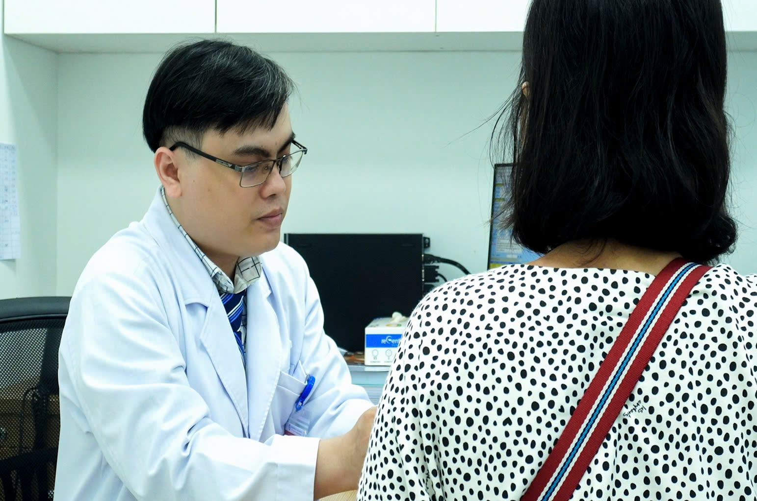 Sống ph&oacute;ng kho&aacute;ng, người phụ nữ mắc bệnh &ldquo;kh&oacute; n&oacute;i&rdquo; - Ảnh 1.