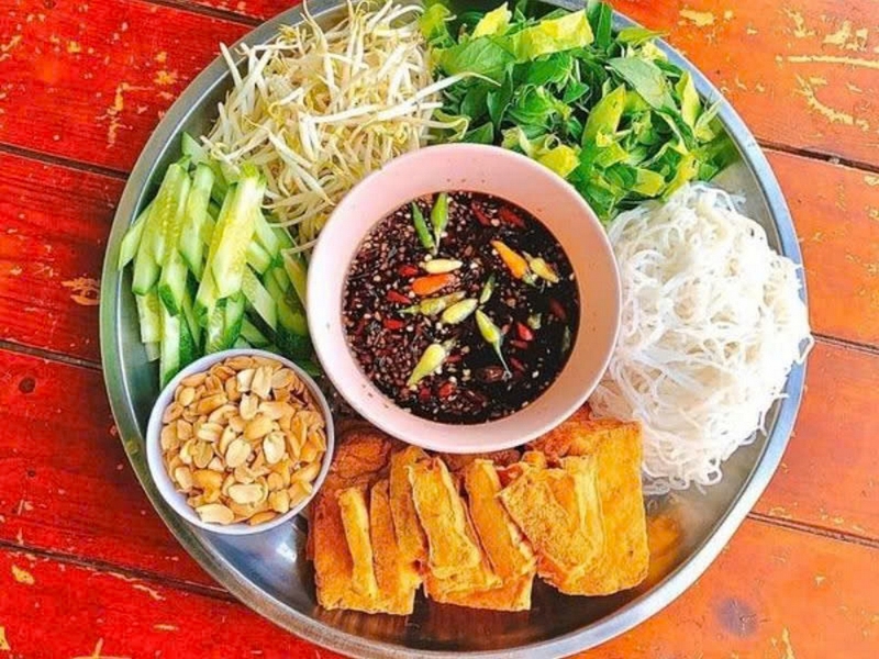 Kh&aacute;ch Trung Quốc y&ecirc;u th&iacute;ch b&uacute;n trộn nước tương Việt Nam thanh m&aacute;t , dễ ăn - Ảnh 5.