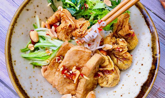 Kh&aacute;ch Trung Quốc y&ecirc;u th&iacute;ch b&uacute;n trộn nước tương Việt Nam thanh m&aacute;t , dễ ăn - Ảnh 6.