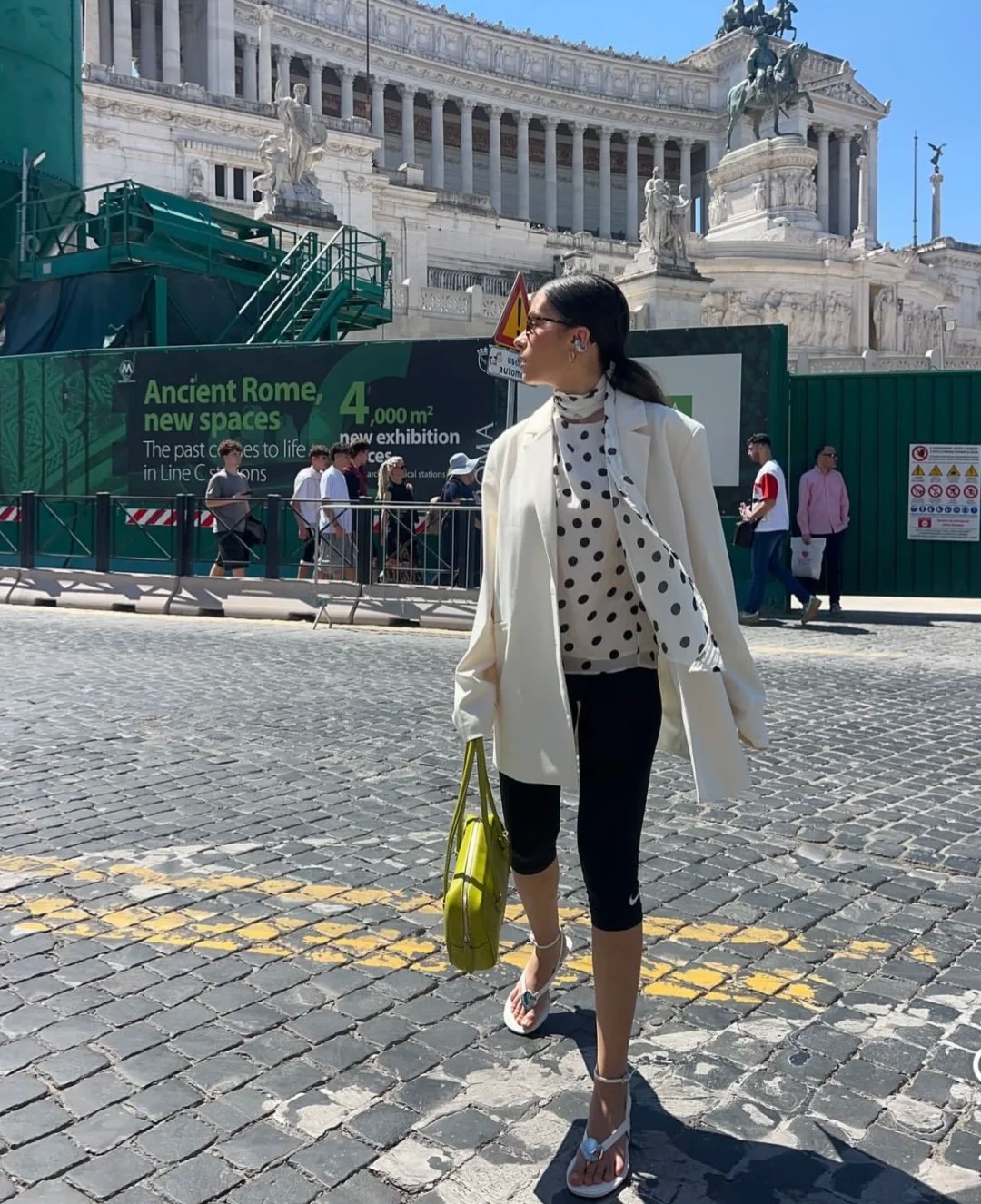 Từng l&agrave; biểu tượng thời trang những năm 2000, kiểu quần n&agrave;y đang được c&aacute;c qu&yacute; c&ocirc; s&agrave;nh mặc lăng x&ecirc; trở lại - Ảnh 12.