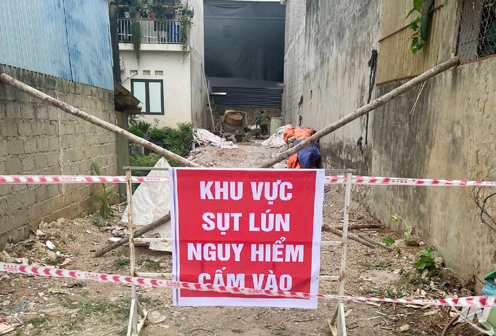 Hố tử thần s&acirc;u hơn 4m tại Th&aacute;i Nguy&ecirc;n khiến 2 hộ d&acirc;n phải sơ t&aacute;n khẩn cấp - Ảnh 2.