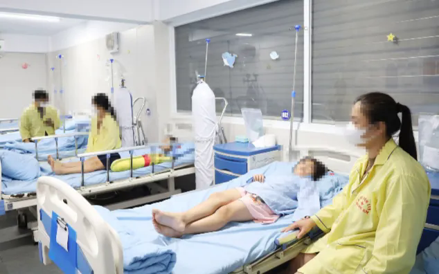 Trẻ nhập viện v&igrave; bệnh m&ugrave;a h&egrave; gia tăng 2026: Cảnh b&aacute;o căn bệnh trong m&ugrave;a nắng - Ảnh 1.