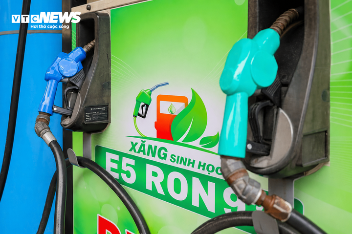 Kh&oacute; khăn trong việc mua xăng E5 RON92 tại H&agrave; Nội năm 2026 - Ảnh 1.