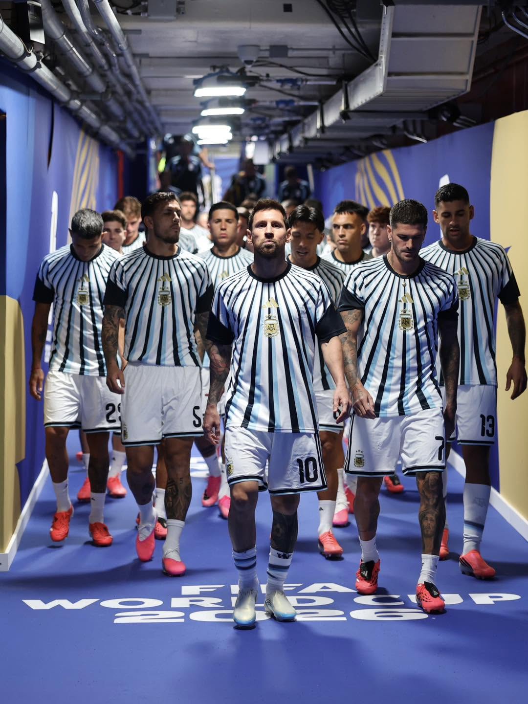 Antonella Roccuzzo v&agrave; nụ cười rạng rỡ b&ecirc;n 3 con trai sau hattrick của Messi tại World Cup 2026 - Ảnh 5.