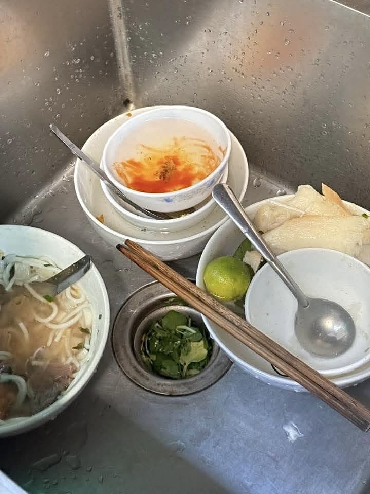 Đi ăn ngo&agrave;i về vẫn phải dọn m&acirc;m b&aacute;t đầy ụ cho 2 c&ocirc; em chồng, chua ch&aacute;t nhất l&agrave; c&acirc;u ph&aacute;n xanh rờn của mẹ chồng - Ảnh 1.