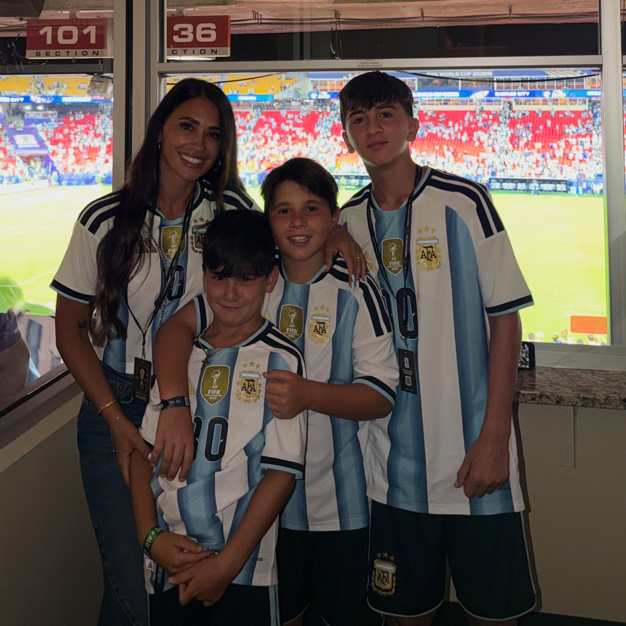 Antonella Roccuzzo v&agrave; nụ cười rạng rỡ b&ecirc;n 3 con trai sau hattrick của Messi tại World Cup 2026 - Ảnh 3.