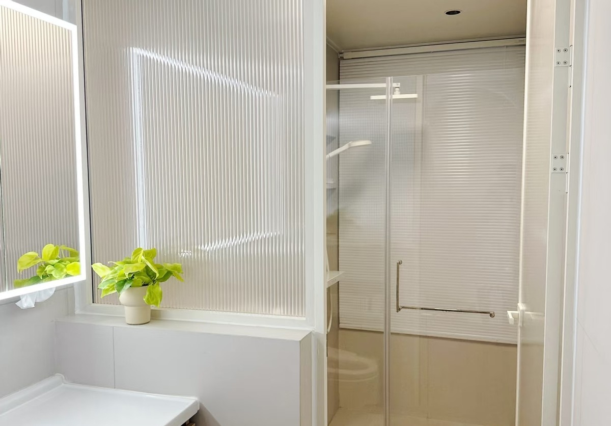 Cửa k&iacute;nh ph&ograve;ng tắm đang dần lỗi thời? 3 giải ph&aacute;p được nhiều gia chủ trẻ lựa chọn v&igrave; đẹp hơn, dễ vệ sinh hơn - Ảnh 2.