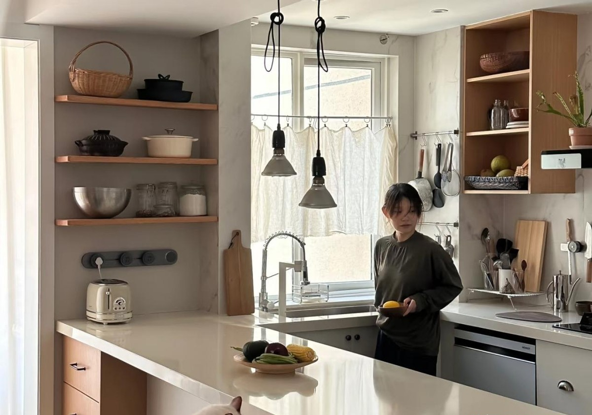 Cải tạo nhà lần hai, tôi bỏ hẳn tủ bếp treo tường: Căn bếp rộng hơn, sáng hơn và dễ dọn dẹp hơn hẳn - Ảnh 4.