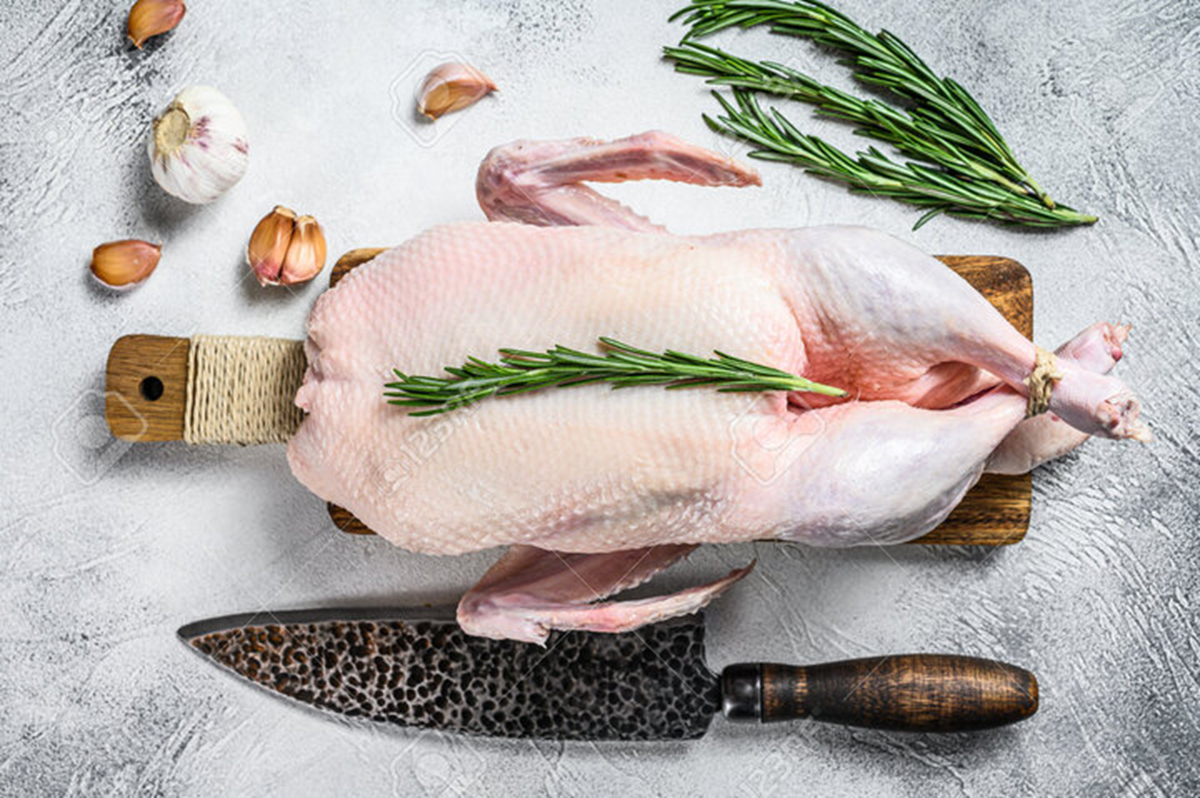 Mẹo nhổ l&ocirc;ng vịt sạch bong kh&ocirc;ng c&ograve;n l&ocirc;ng măng, biết sớm đỡ mất cả giờ đồng hồ - Ảnh 2.