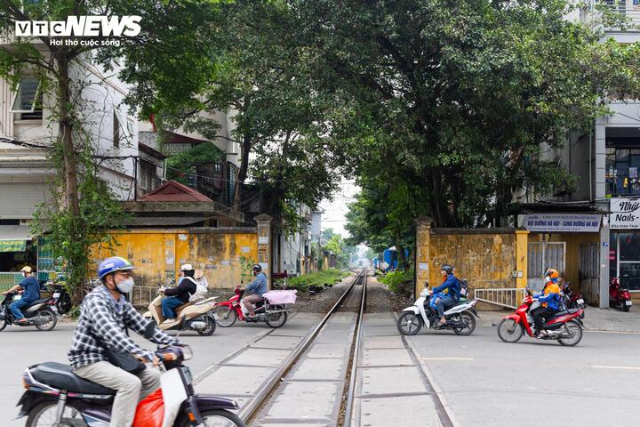 Cận cảnh tuyến đường sắt trăm tuổi giữa l&ograve;ng H&agrave; Nội trước đề xuất di dời năm 2026 - Ảnh 10.