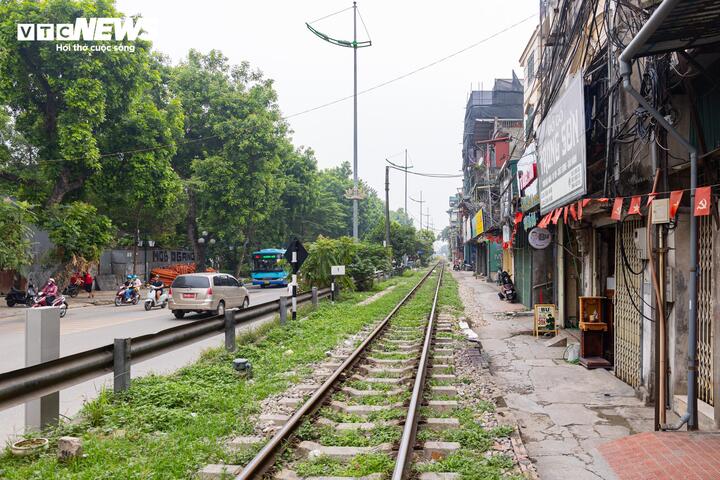 Cận cảnh tuyến đường sắt trăm tuổi giữa l&ograve;ng H&agrave; Nội trước đề xuất di dời năm 2026 - Ảnh 8.