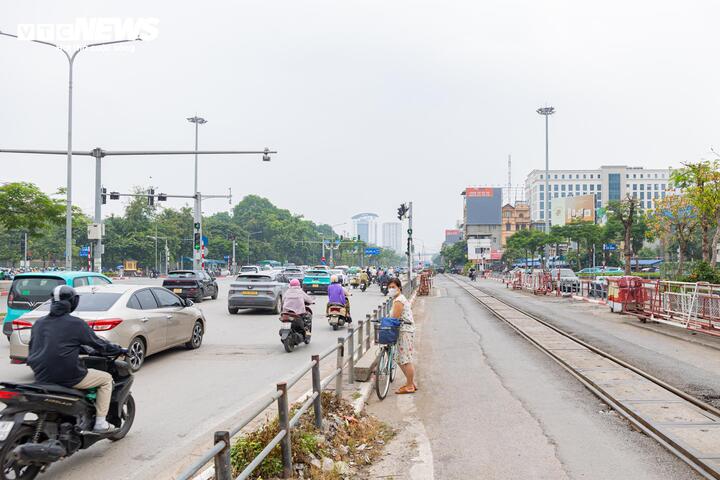 Cận cảnh tuyến đường sắt trăm tuổi giữa l&ograve;ng H&agrave; Nội trước đề xuất di dời năm 2026 - Ảnh 12.