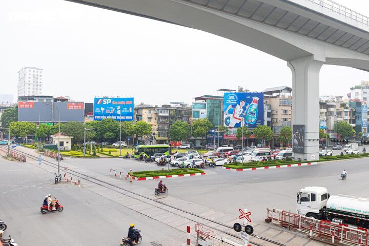 Cận cảnh tuyến đường sắt trăm tuổi giữa l&ograve;ng H&agrave; Nội trước đề xuất di dời năm 2026 - Ảnh 13.