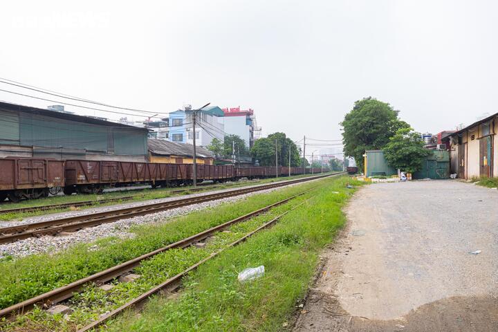 Cận cảnh tuyến đường sắt trăm tuổi giữa l&ograve;ng H&agrave; Nội trước đề xuất di dời năm 2026 - Ảnh 21.