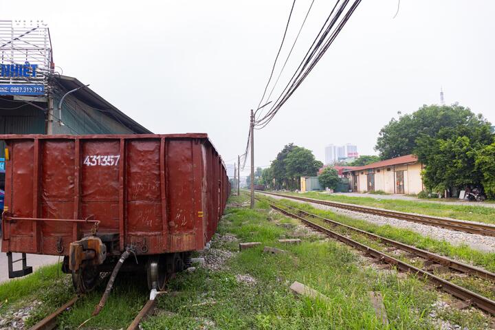 Cận cảnh tuyến đường sắt trăm tuổi giữa l&ograve;ng H&agrave; Nội trước đề xuất di dời năm 2026 - Ảnh 20.