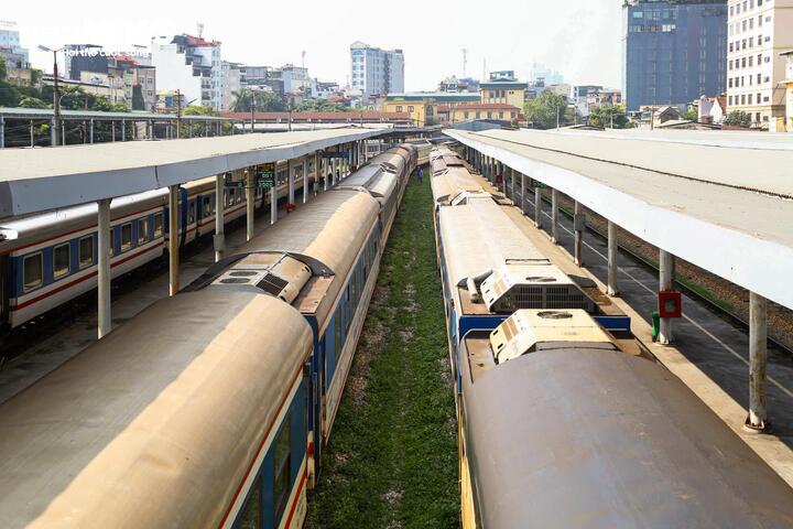Cận cảnh tuyến đường sắt trăm tuổi giữa l&ograve;ng H&agrave; Nội trước đề xuất di dời năm 2026 - Ảnh 6.