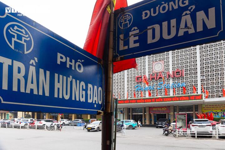 Cận cảnh tuyến đường sắt trăm tuổi giữa l&ograve;ng H&agrave; Nội trước đề xuất di dời năm 2026 - Ảnh 3.