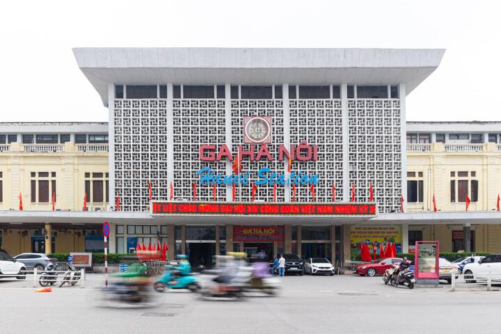 Cận cảnh tuyến đường sắt trăm tuổi giữa l&ograve;ng H&agrave; Nội trước đề xuất di dời năm 2026 - Ảnh 1.