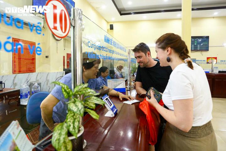 Cận cảnh tuyến đường sắt trăm tuổi giữa l&ograve;ng H&agrave; Nội trước đề xuất di dời năm 2026 - Ảnh 4.