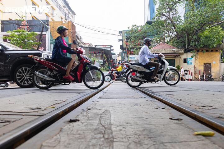 Cận cảnh tuyến đường sắt trăm tuổi giữa l&ograve;ng H&agrave; Nội trước đề xuất di dời năm 2026 - Ảnh 9.