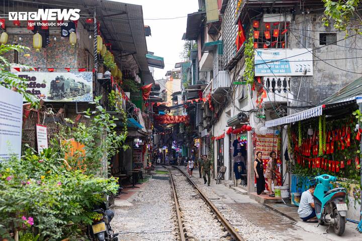 Cận cảnh tuyến đường sắt trăm tuổi giữa l&ograve;ng H&agrave; Nội trước đề xuất di dời năm 2026 - Ảnh 7.