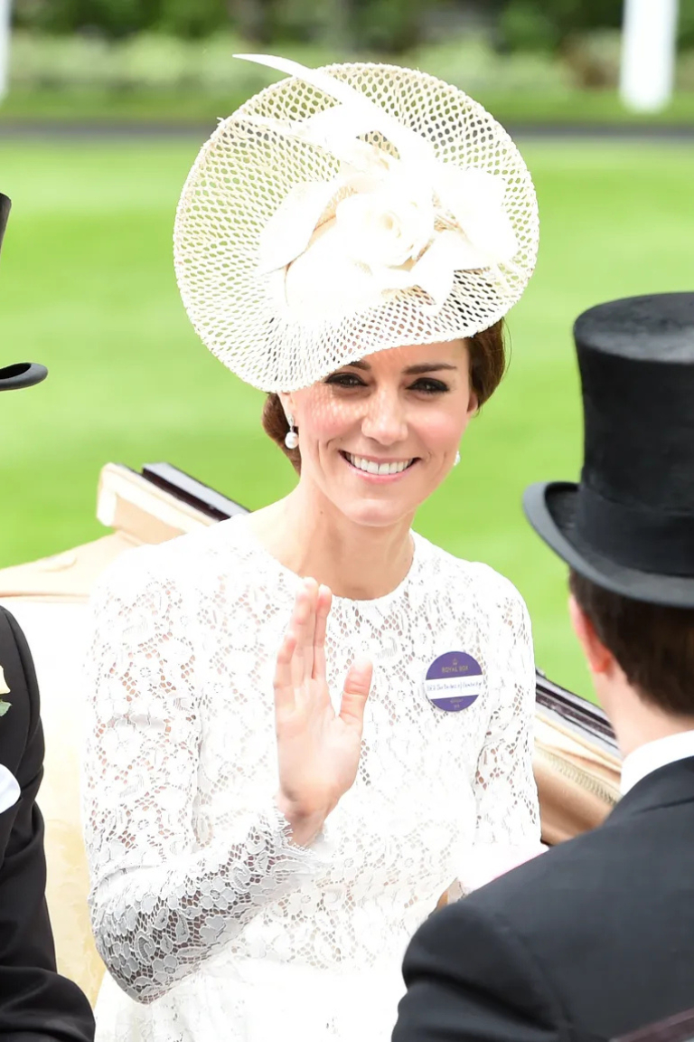 B&iacute; mật những chiếc mũ rộng v&agrave;nh triệu đ&ocirc; tại giải đua ngựa Royal Ascot 2026 - Ảnh 3.