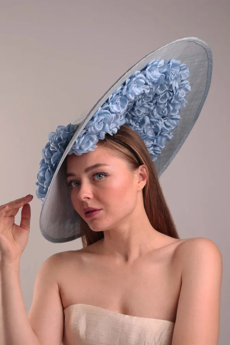 B&iacute; mật những chiếc mũ rộng v&agrave;nh triệu đ&ocirc; tại giải đua ngựa Royal Ascot 2026 - Ảnh 5.