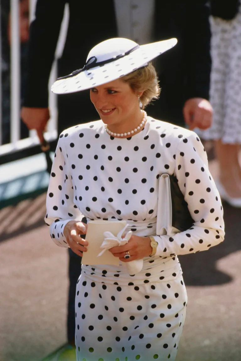 B&iacute; mật những chiếc mũ rộng v&agrave;nh triệu đ&ocirc; tại giải đua ngựa Royal Ascot 2026 - Ảnh 2.