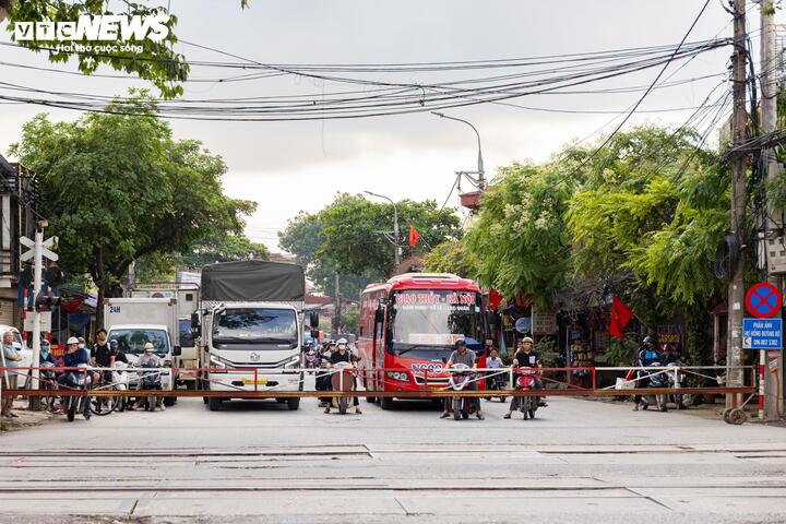 Cận cảnh tuyến đường sắt trăm tuổi giữa l&ograve;ng H&agrave; Nội trước đề xuất di dời năm 2026 - Ảnh 14.