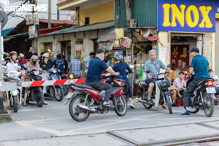 Cận cảnh tuyến đường sắt trăm tuổi giữa l&ograve;ng H&agrave; Nội trước đề xuất di dời năm 2026 - Ảnh 15.