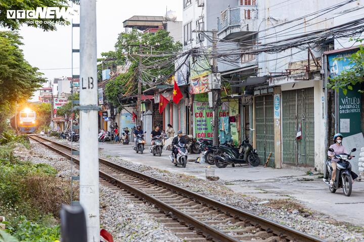 Cận cảnh tuyến đường sắt trăm tuổi giữa l&ograve;ng H&agrave; Nội trước đề xuất di dời năm 2026 - Ảnh 16.