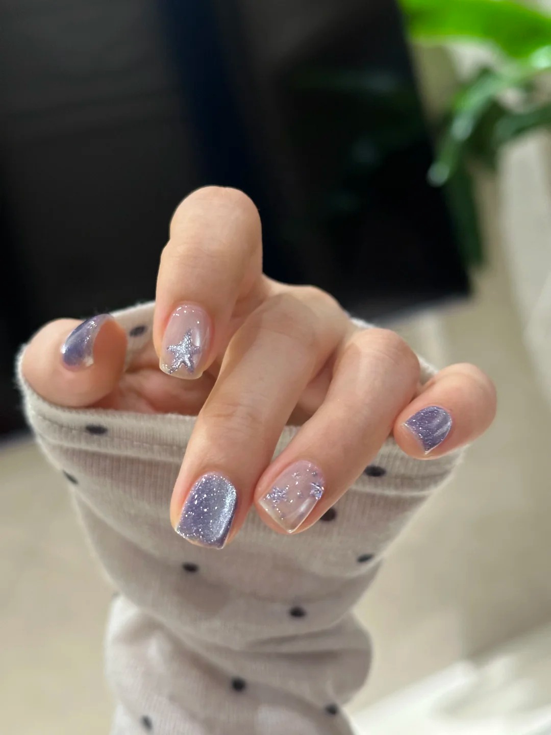 Tưởng đơn giản nhưng đ&acirc;y lại l&agrave; mẫu nail được c&aacute;c t&iacute;n đồ quiet luxury y&ecirc;u th&iacute;ch nhất hiện nay - Ảnh 5.