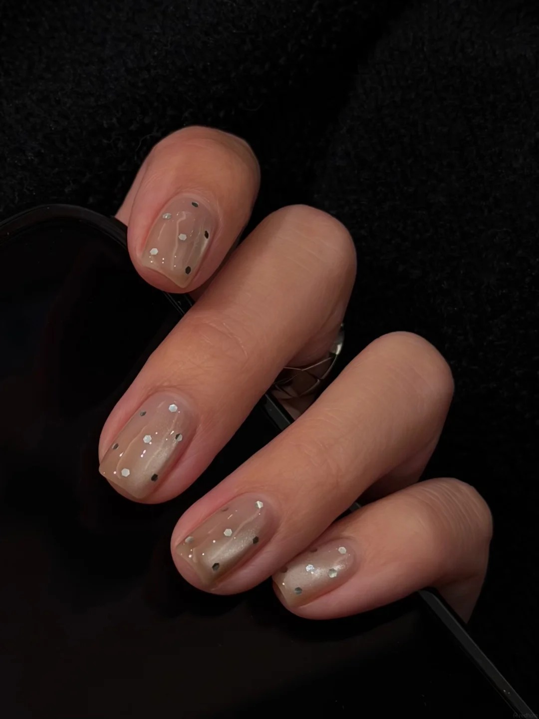 Tưởng đơn giản nhưng đ&acirc;y lại l&agrave; mẫu nail được c&aacute;c t&iacute;n đồ quiet luxury y&ecirc;u th&iacute;ch nhất hiện nay - Ảnh 9.