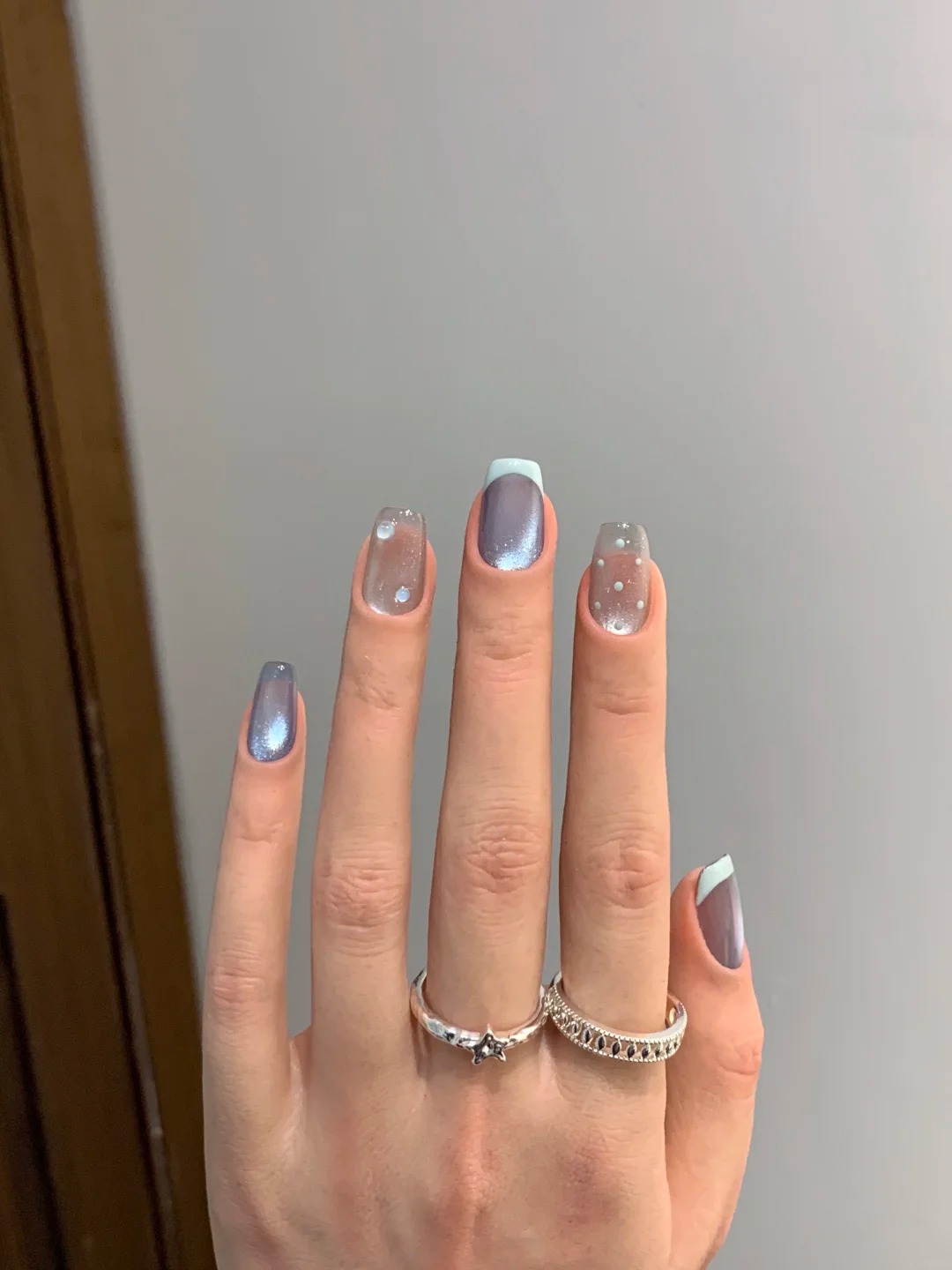 Tưởng đơn giản nhưng đ&acirc;y lại l&agrave; mẫu nail được c&aacute;c t&iacute;n đồ quiet luxury y&ecirc;u th&iacute;ch nhất hiện nay - Ảnh 3.