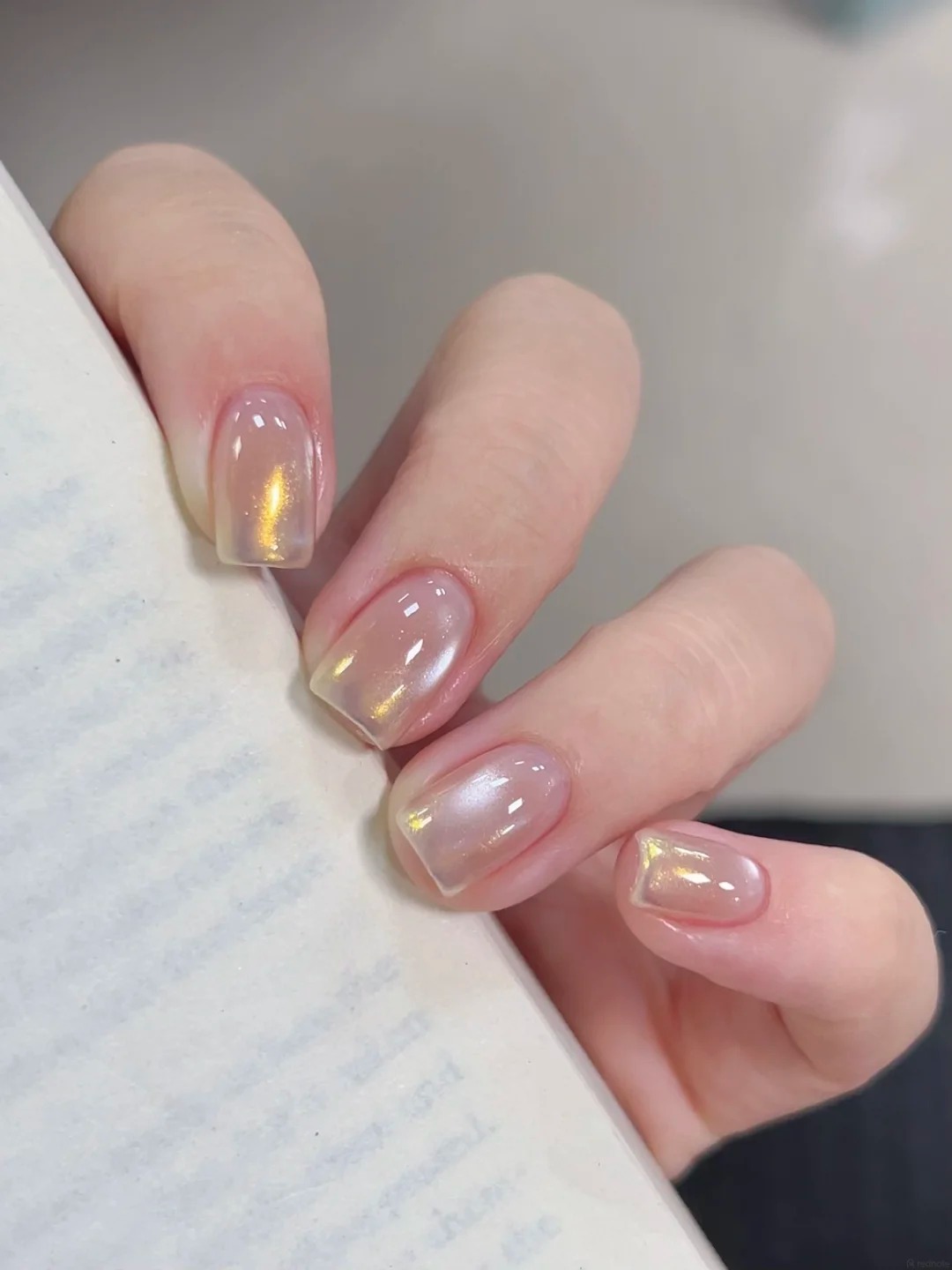 Tưởng đơn giản nhưng đ&acirc;y lại l&agrave; mẫu nail được c&aacute;c t&iacute;n đồ quiet luxury y&ecirc;u th&iacute;ch nhất hiện nay - Ảnh 8.