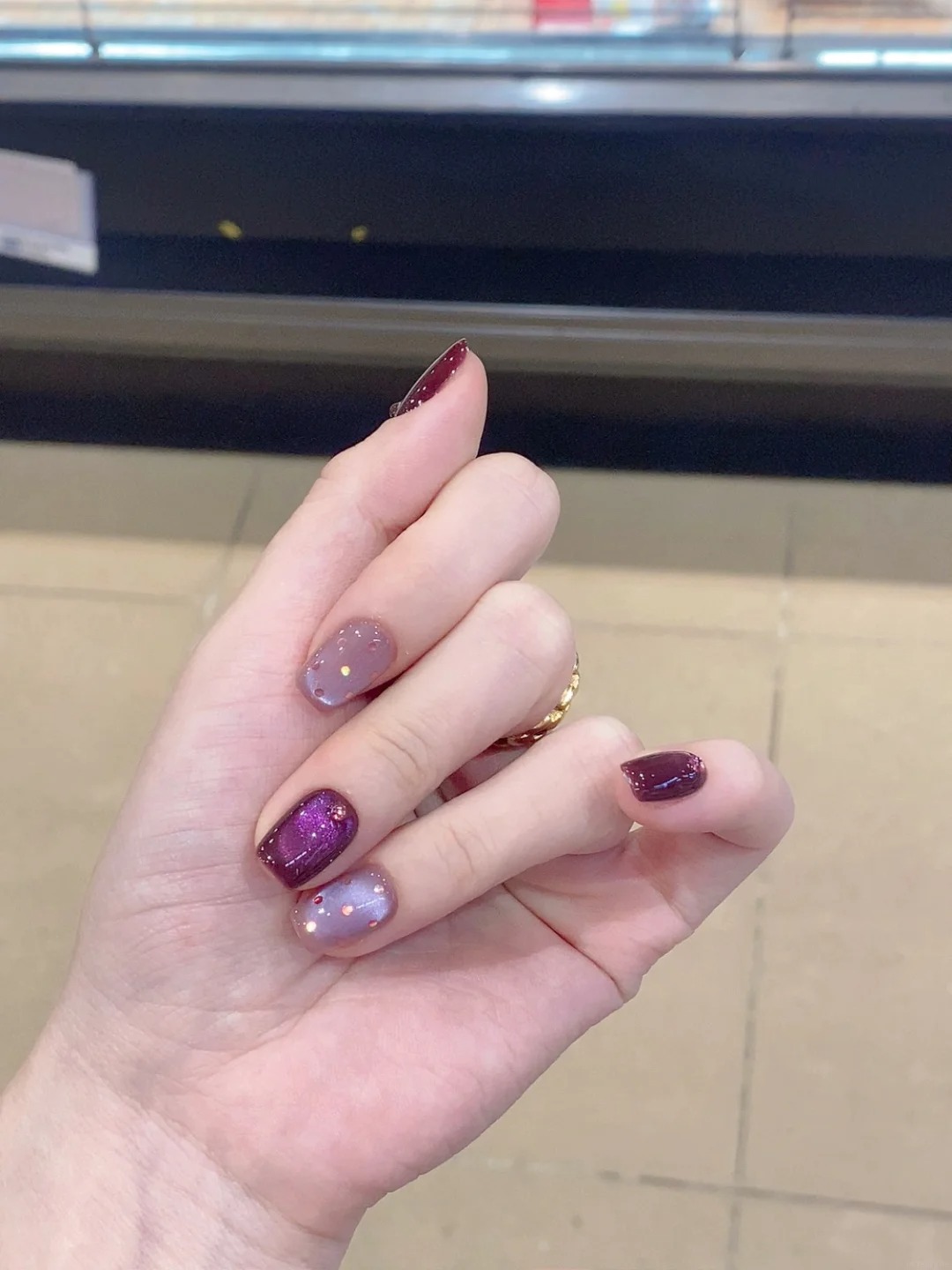 Tưởng đơn giản nhưng đ&acirc;y lại l&agrave; mẫu nail được c&aacute;c t&iacute;n đồ quiet luxury y&ecirc;u th&iacute;ch nhất hiện nay - Ảnh 7.