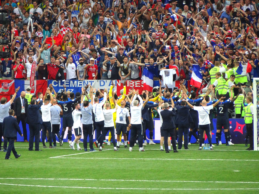 Nghi thức trưởng th&agrave;nh của trẻ trong m&ugrave;a World Cup 2026: K&yacute; ức b&ecirc;n bố - Ảnh 3.